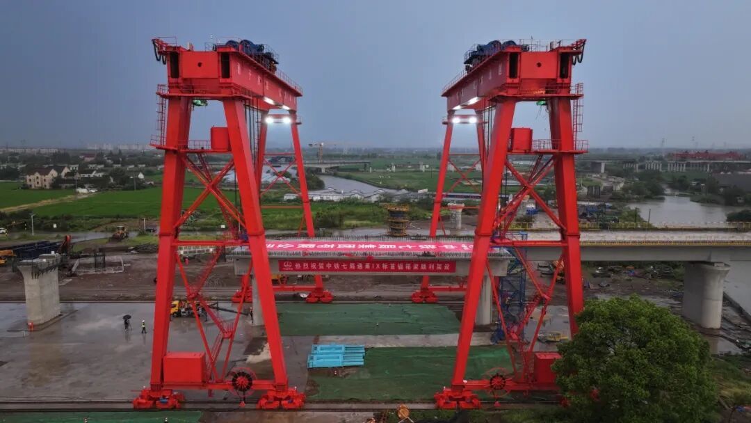 预制箱梁成功架设