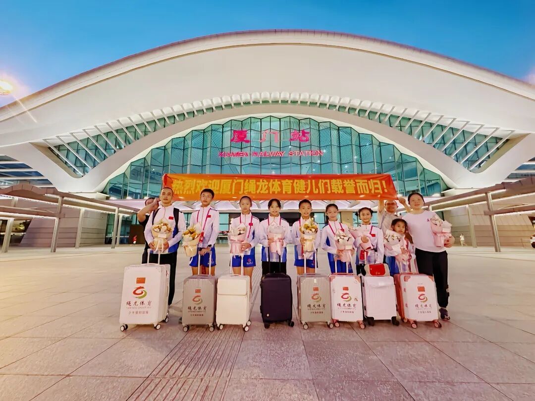 ▲刘超龙与学员们的合影。