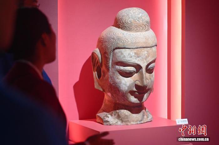 图为参观者参观麦积山石窟第74窟后秦泥塑佛头复制品　中新社记者　李亚龙　摄