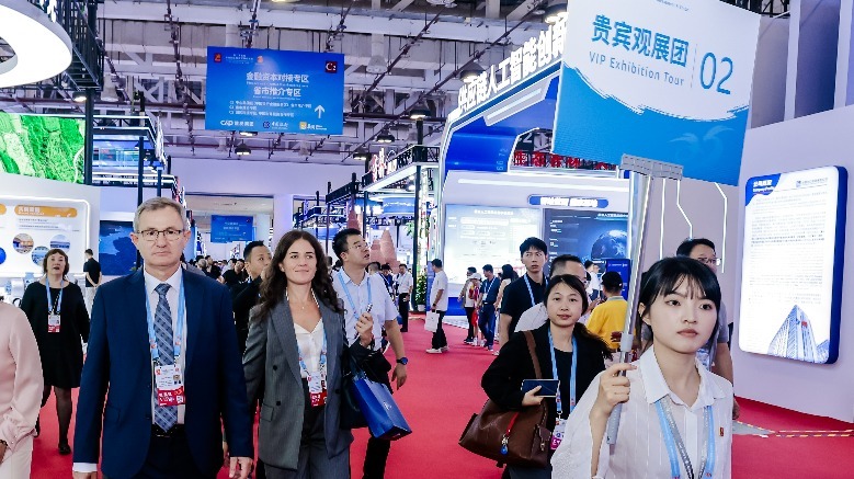 专业导览小组首秀投洽会 定制化服务获全球点赞