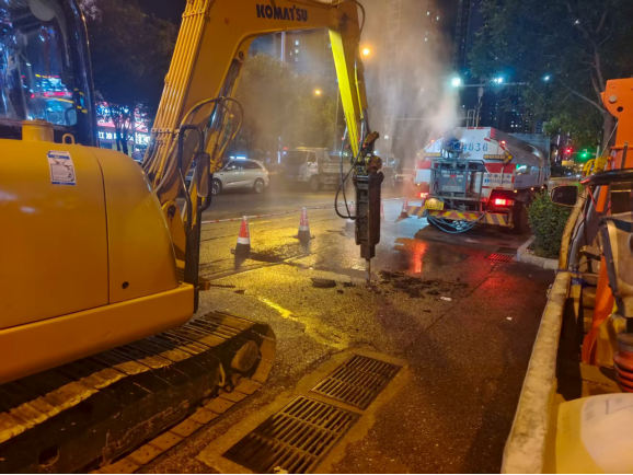 保定：市政维护昼夜奋战 精细化施工保障路面修复质量