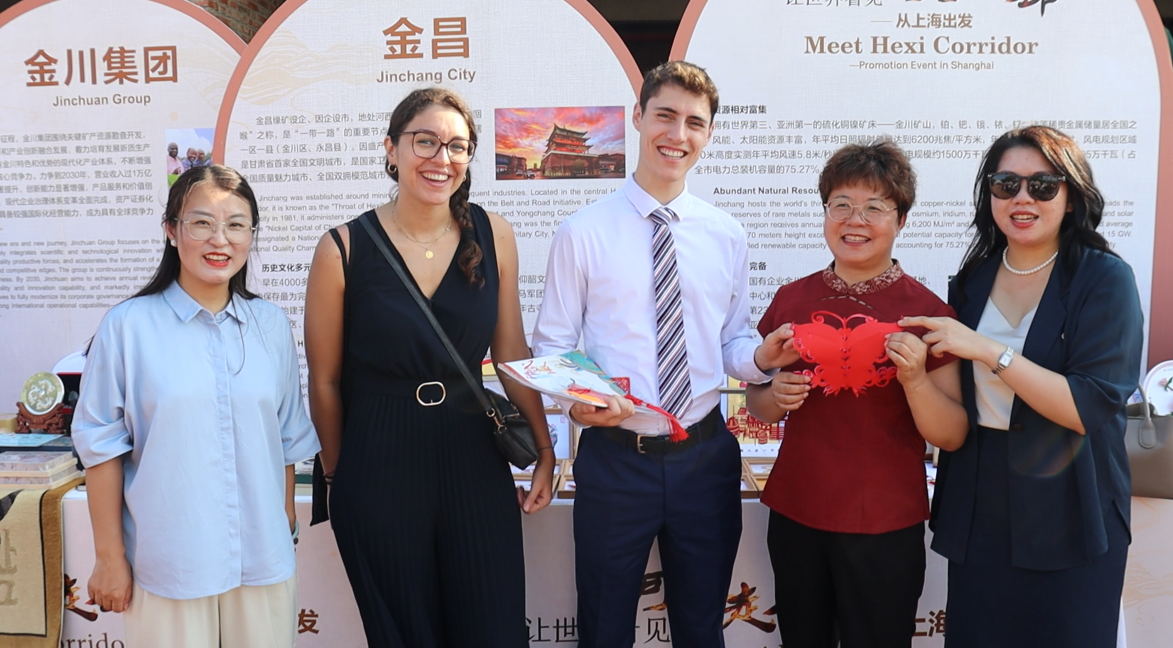 △法国友人Carly和孙博万与省级非遗项目金川剪纸市级传承人戴兴华合影