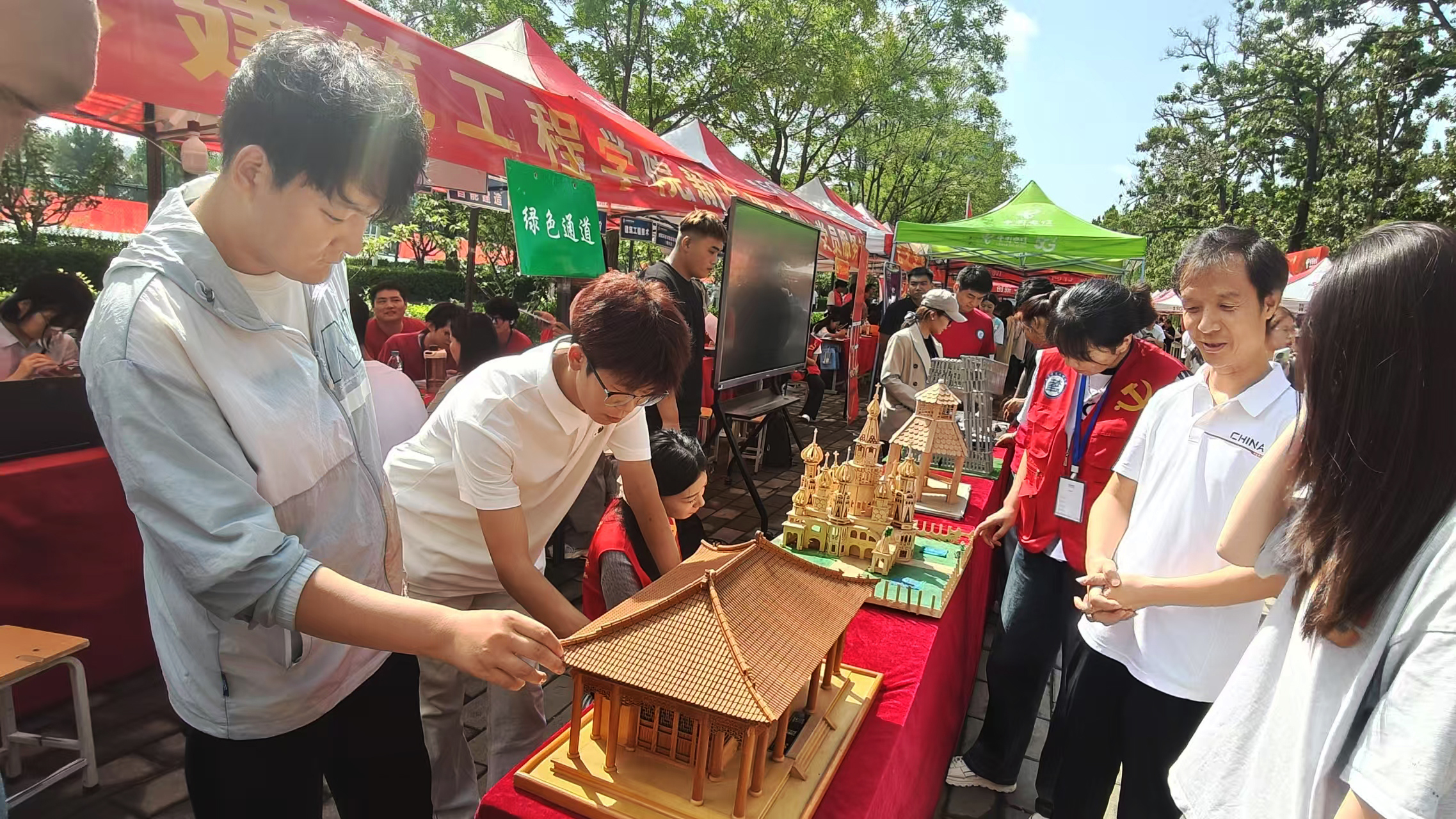 專業(yè)特色彰顯專業(yè)素養(yǎng) 鄭州科技學(xué)院迎新“干貨”滿滿