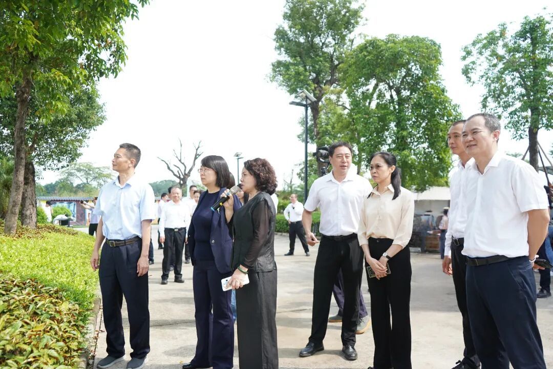 当天,参加活动的领导嘉宾在酷贝e族宠物文化产业基地与骏逸马术俱乐部参观