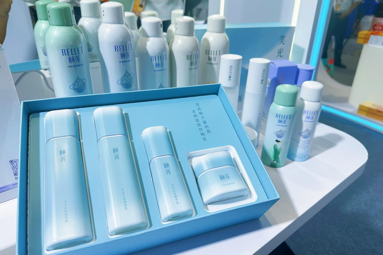 (图:颐莲“芙光沁驻”礼盒)