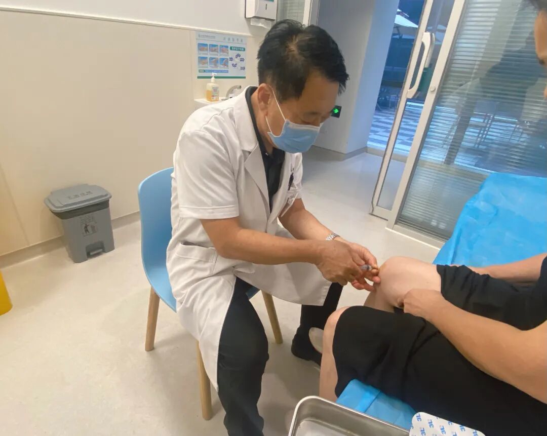 △李国顺在中心院区诊室为患者做治疗