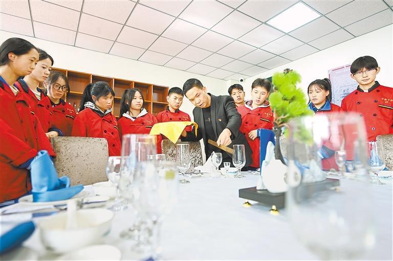 王瑞平现场示范中餐摆台