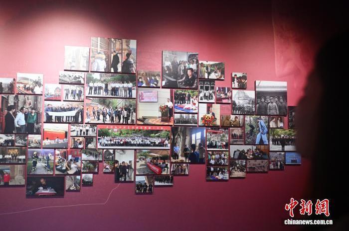 图为参观者参观麦积山石窟守护者照片墙　中新社记者　李亚龙　摄