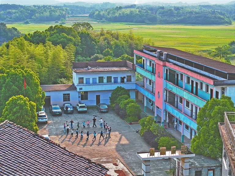 课后,老师陪着孩子们在操场上玩游戏,共同度过快乐时光。