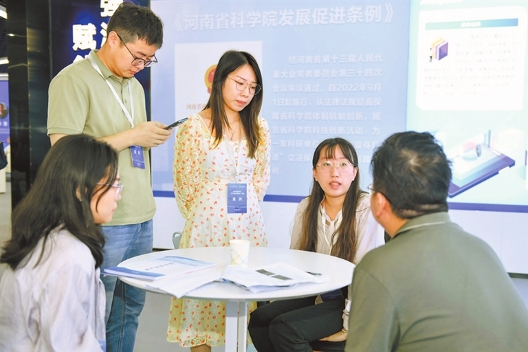 科创路演活动中，投资人、企业代表与科研成果项目发布人热切交流。