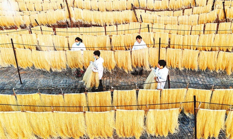 晾曬粉條。呂超峰 攝