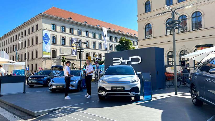 在2025慕尼黑国际车展上，比亚迪公布了在欧洲的发展计划！「1」新车型，比亚迪海豹06DM-i旅行版在欧洲首次亮相，搭载DM混合动力技术，综合续航里程可达1300公里以上。「2」兆瓦闪充技术在欧洲落地