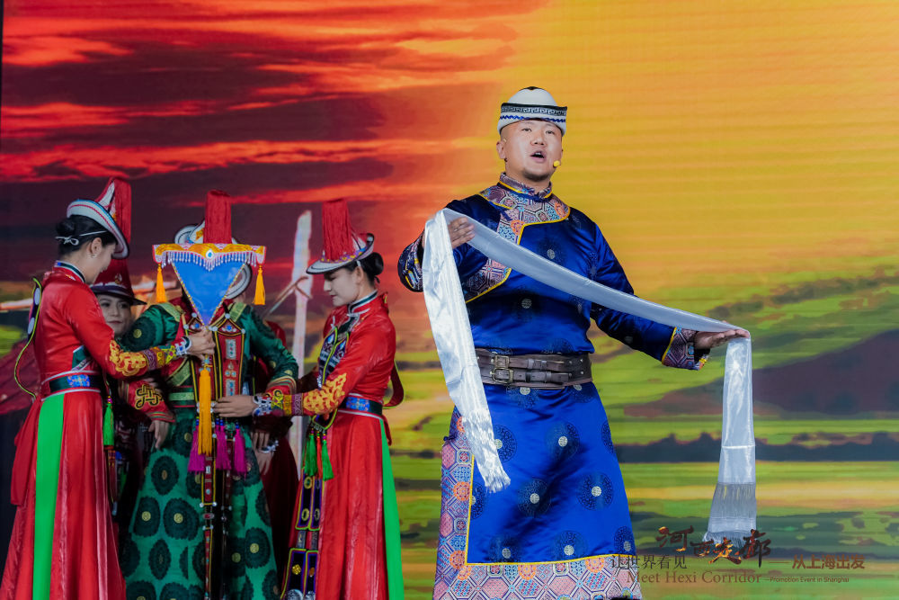 这是活动现场的裕固族婚礼舞蹈展演 新华社发