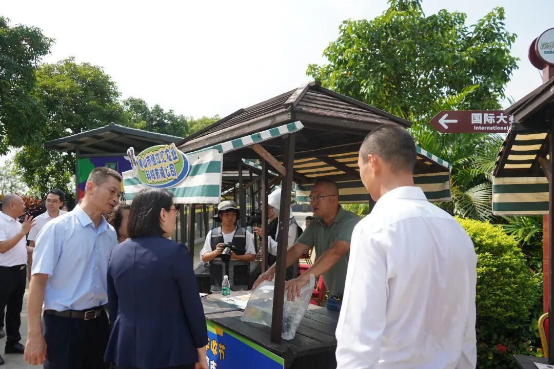 当天,与会领导嘉宾及市民游客到萌宠产品集市参观