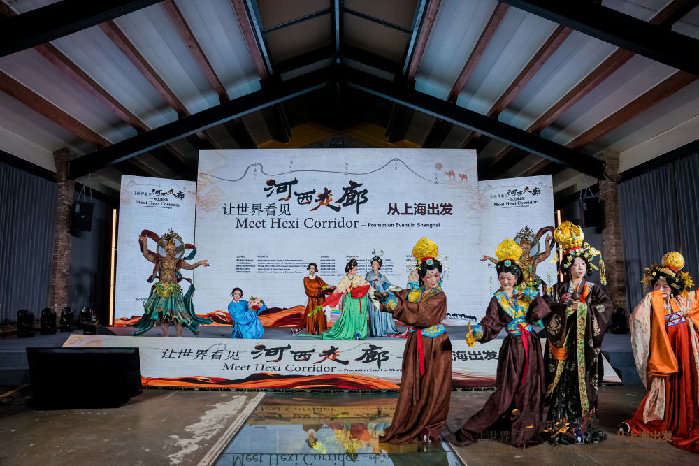 这是活动现场的敦煌壁画人物服饰复原秀 新华社发