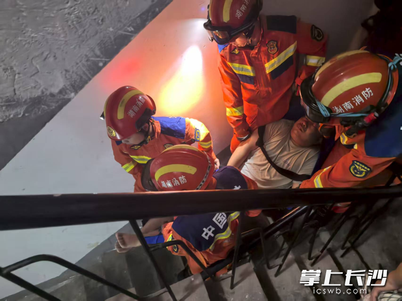 消防员正协助转运。 长沙晚报通讯员 杨振宇 摄