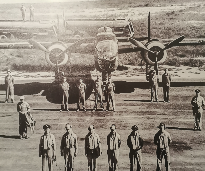 为适应对日作战与确保驼峰航线,中美两国投入巨大资源,在以云南、四川为重点的10余个省市实施机场建设工程。图为1943年美军B-25轰炸机进驻四川梁山(现重庆梁平)