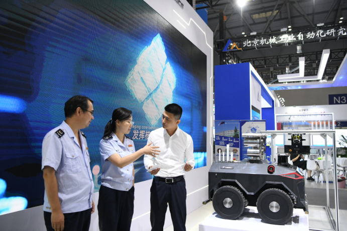 智博会期间,税务人员主动走访问需,为科创企业讲解高新技术企业税收优惠、研发费用加计扣除等税收政策。王雨欣 摄