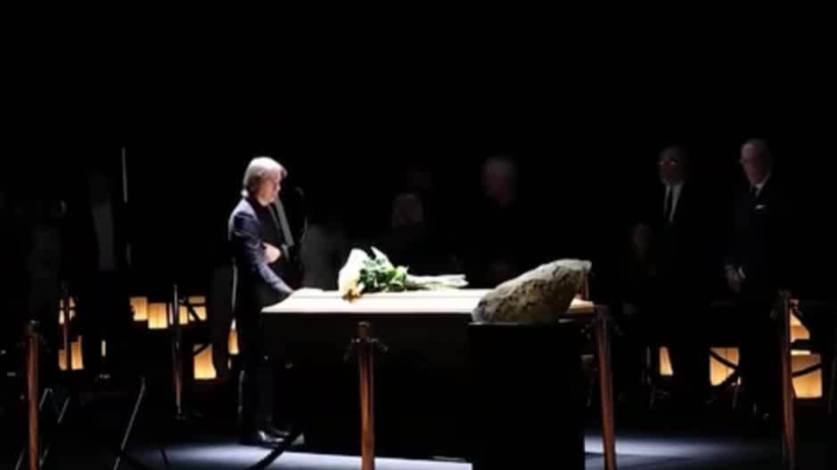 意大利时装设计师阿玛尼灵柩开放瞻仰