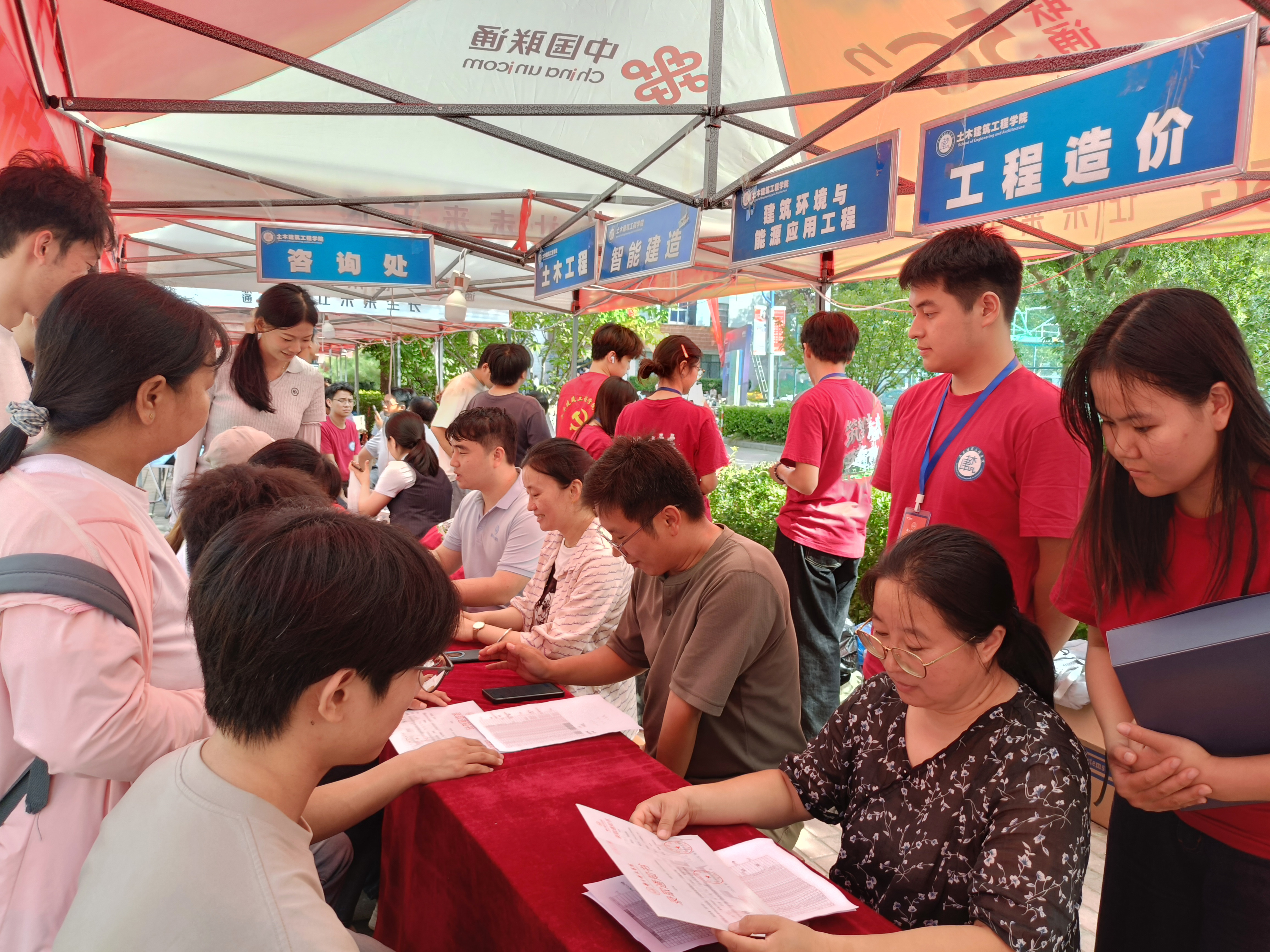 專業(yè)特色彰顯專業(yè)素養(yǎng) 鄭州科技學(xué)院迎新“干貨”滿滿