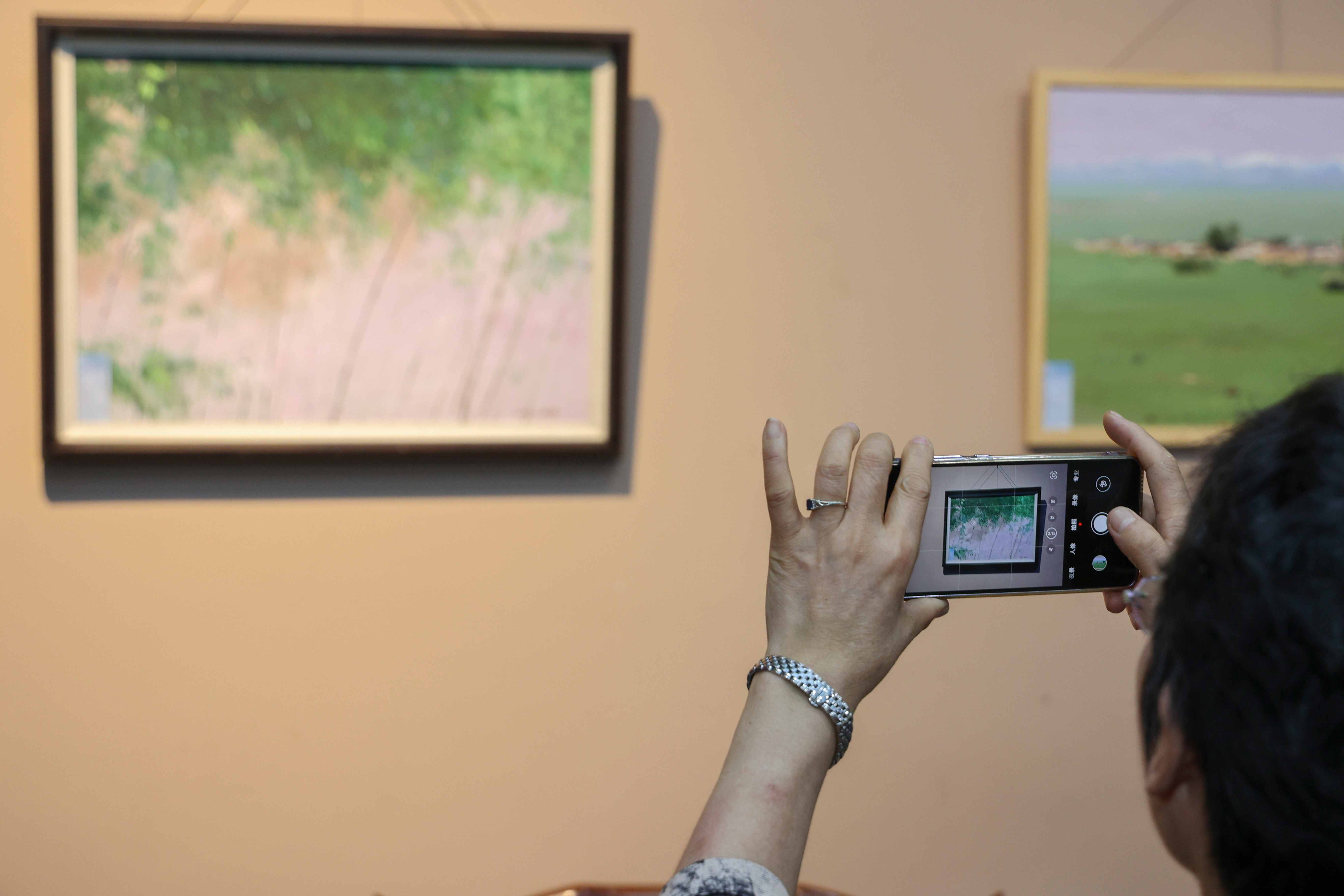 河北沧州：“方寸之间”献礼第41个教师节林鸰、殷实油画小品展开幕