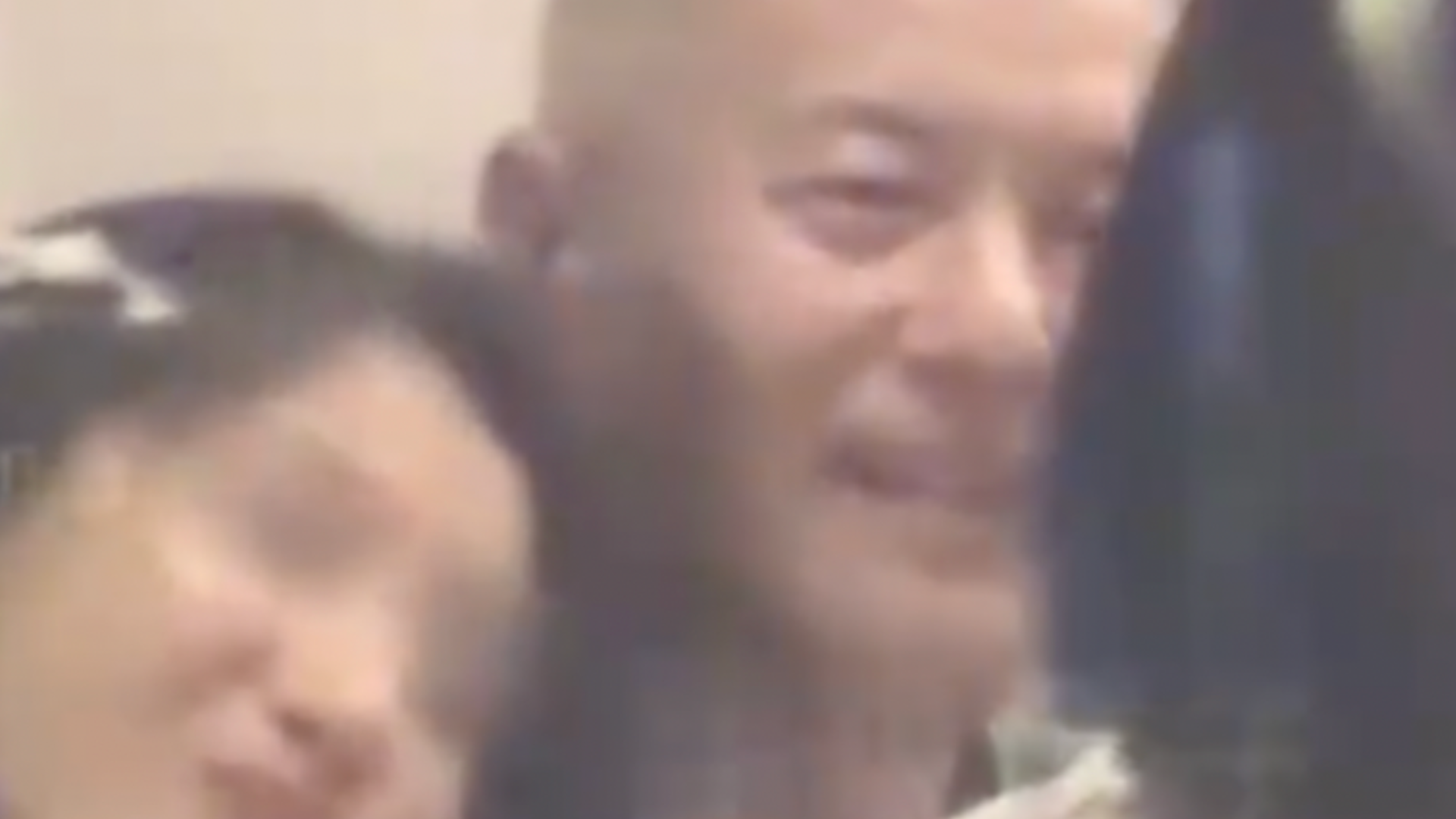 那英老公否认出轨：因腿伤被搀扶上车，今后一定注意言行举止