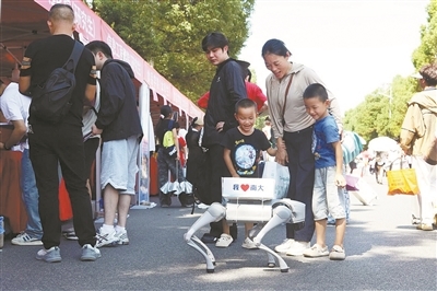 南昌大学机器狗上岗迎新