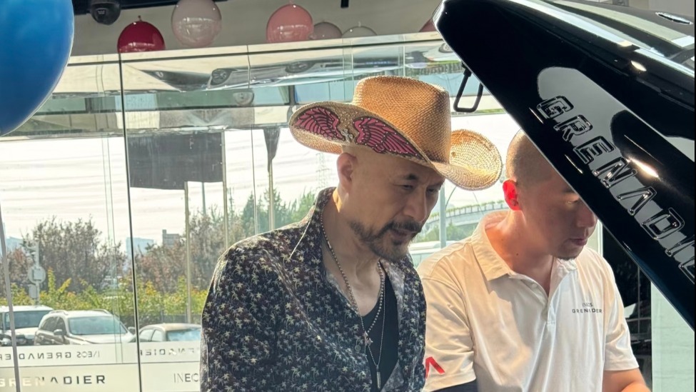 64岁徐锦江现身北京，购买价值90万元越野车，打扮像美国西部牛仔封面图