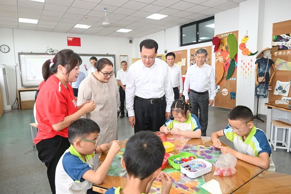 9月10日上午，在重庆市特殊教育中心，重庆市委书记袁家军与教师亲切交流，详细询问孩子们生活学习情况。记者 苏思 摄