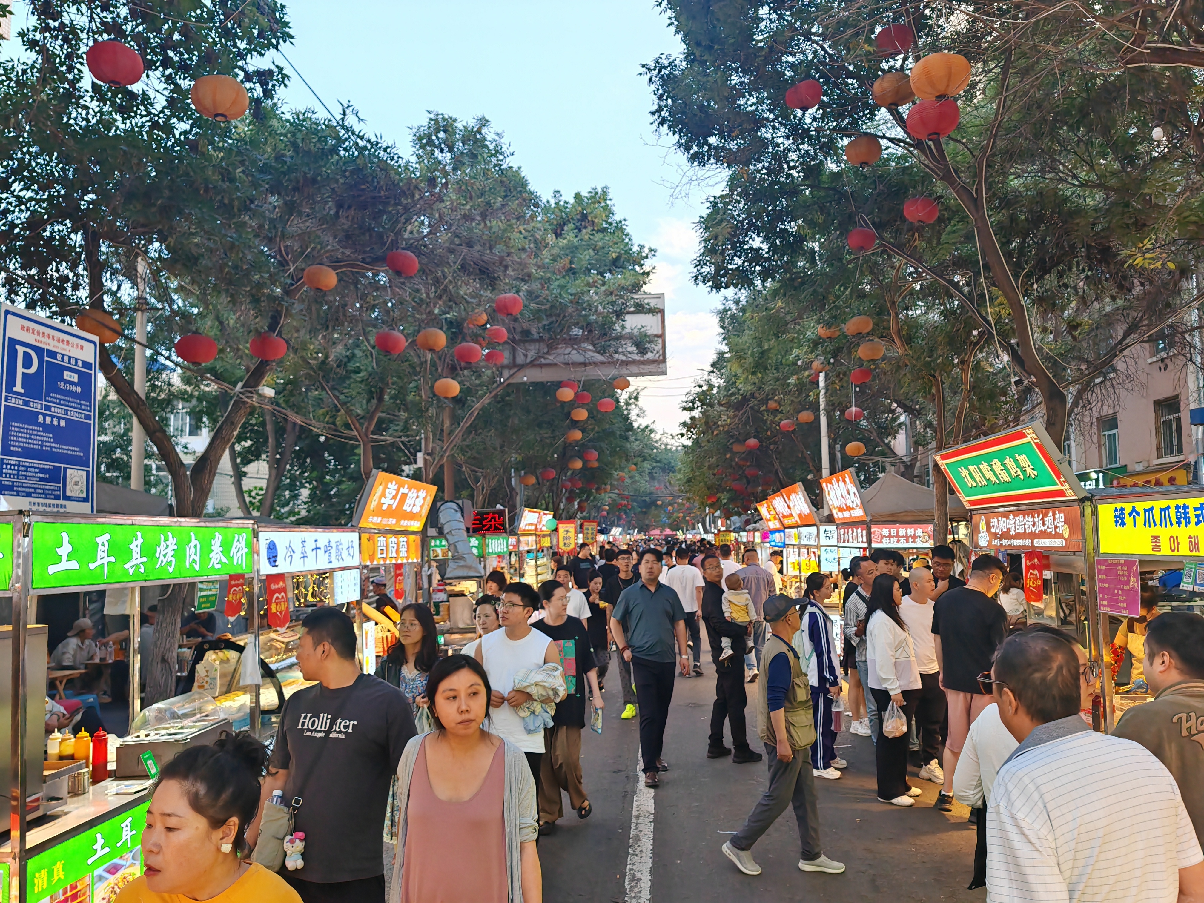 人头攒动的五一夜市