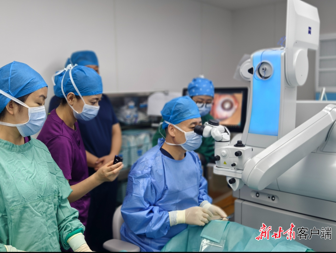今年，兰州地区眼科专家人才工作站引进全省首台蔡司新一代机器人全飞秒800设备。（兰州市科协供图）