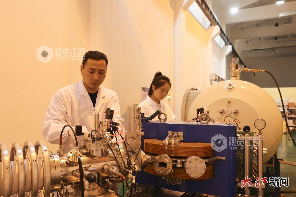 科研人员正在检测和调试设备（魏东升 摄）