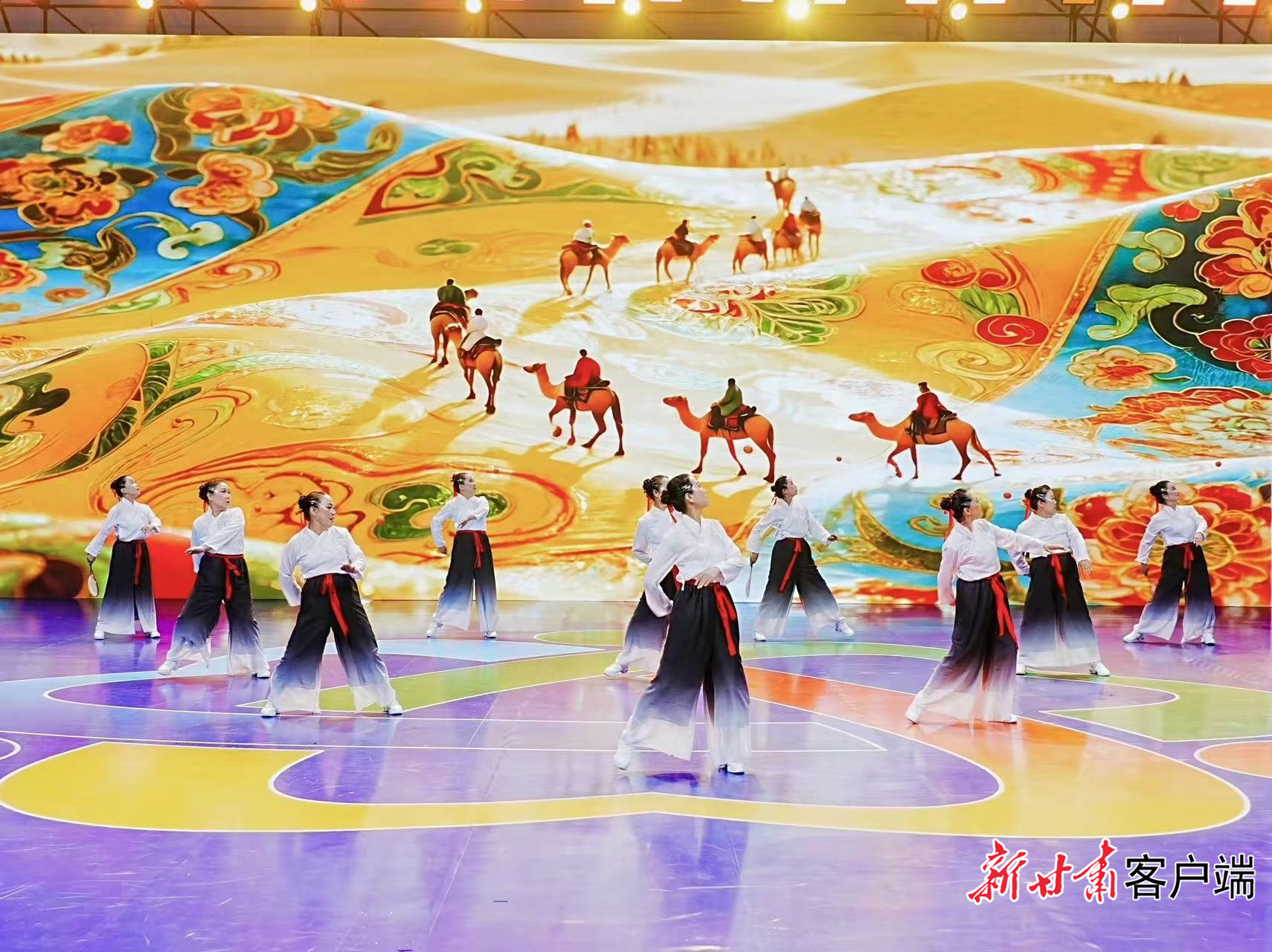 融合敦煌元素的柔力球表演《敢问路在何方》