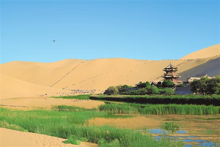 近日，游客在敦煌市鸣沙山月牙泉景区游览。