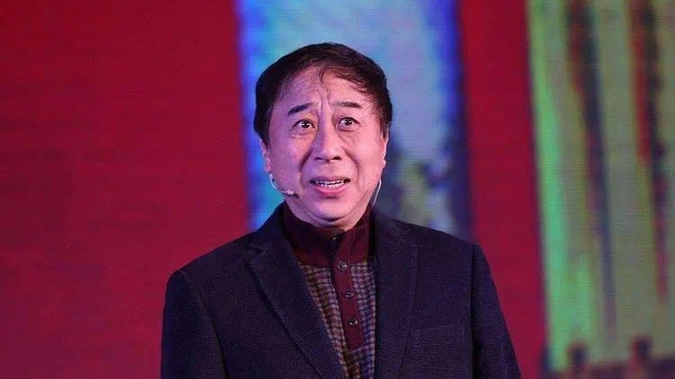 一手王炸打稀烂！67岁的曲协主席冯巩，终于看清他和郭德纲之间差距封面图