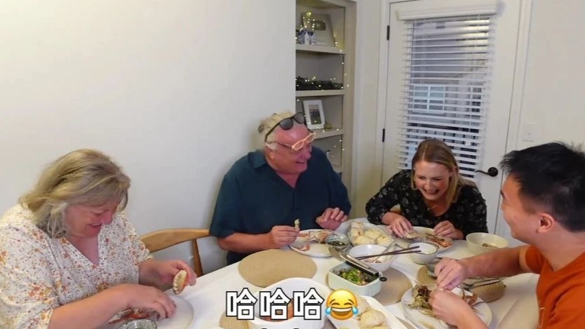 邀请美国家人吃中式蒸螃蟹，吓坏了他们，还好美味肉包子挽救一切
