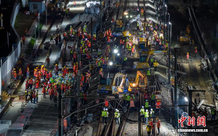 图为9月16日凌晨,江西庐山站城际场一级施工现场。 张萌飞 摄