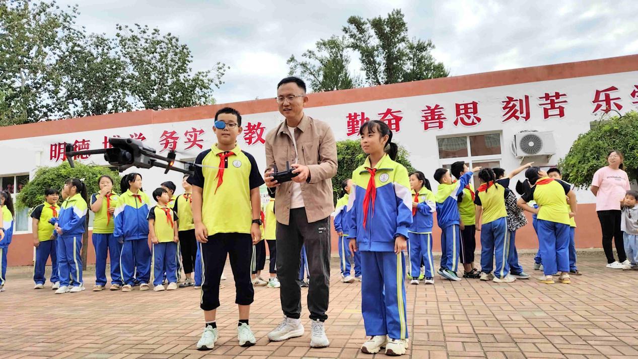 河北沧州：航拍协会走进校园让孩子们感受“神奇的无人机”
