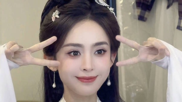 古力娜扎古风造型清新可爱 对镜甜笑比耶俏皮满分封面图