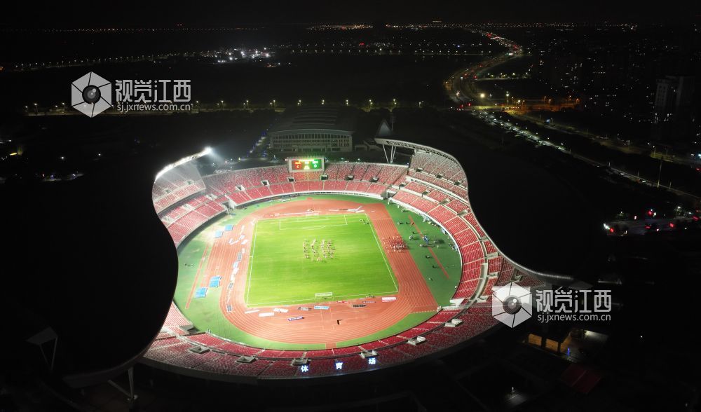9月18日晚,航拍镜头下的江西省奥体中心体育场。