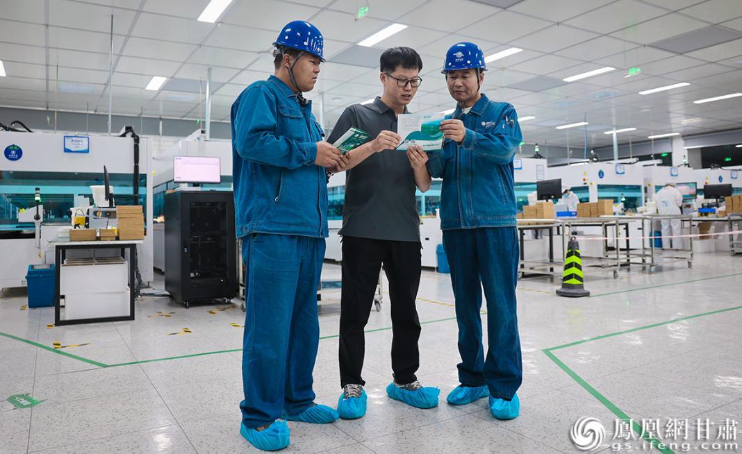 国网酒泉供电公司工作人员为企业讲解用电知识　国网酒泉供电公司供图