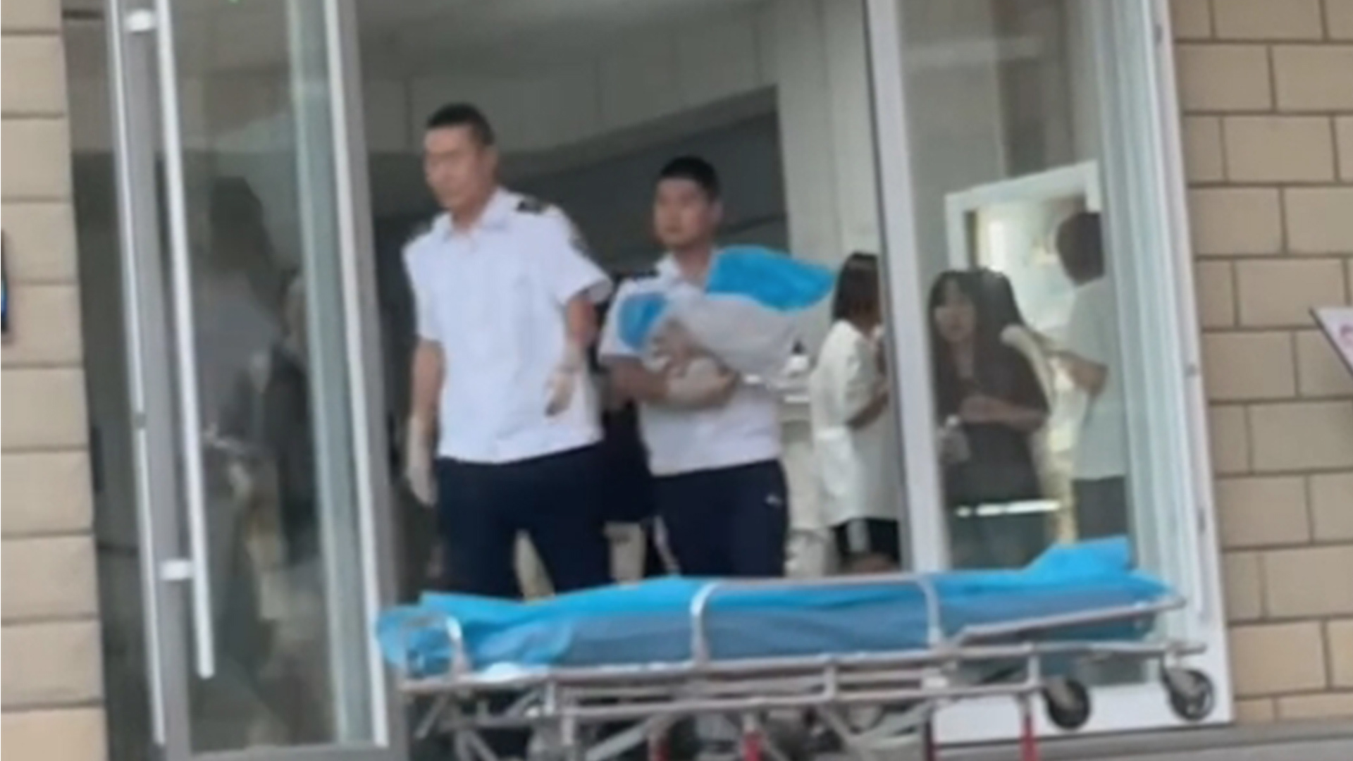 甘肃一高校疑有女生校内分娩，校方回应：大人小孩平安，正调查