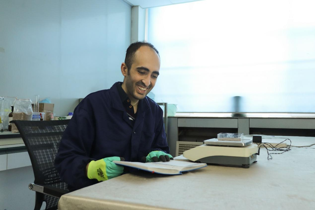 任泽林翻阅实验记录