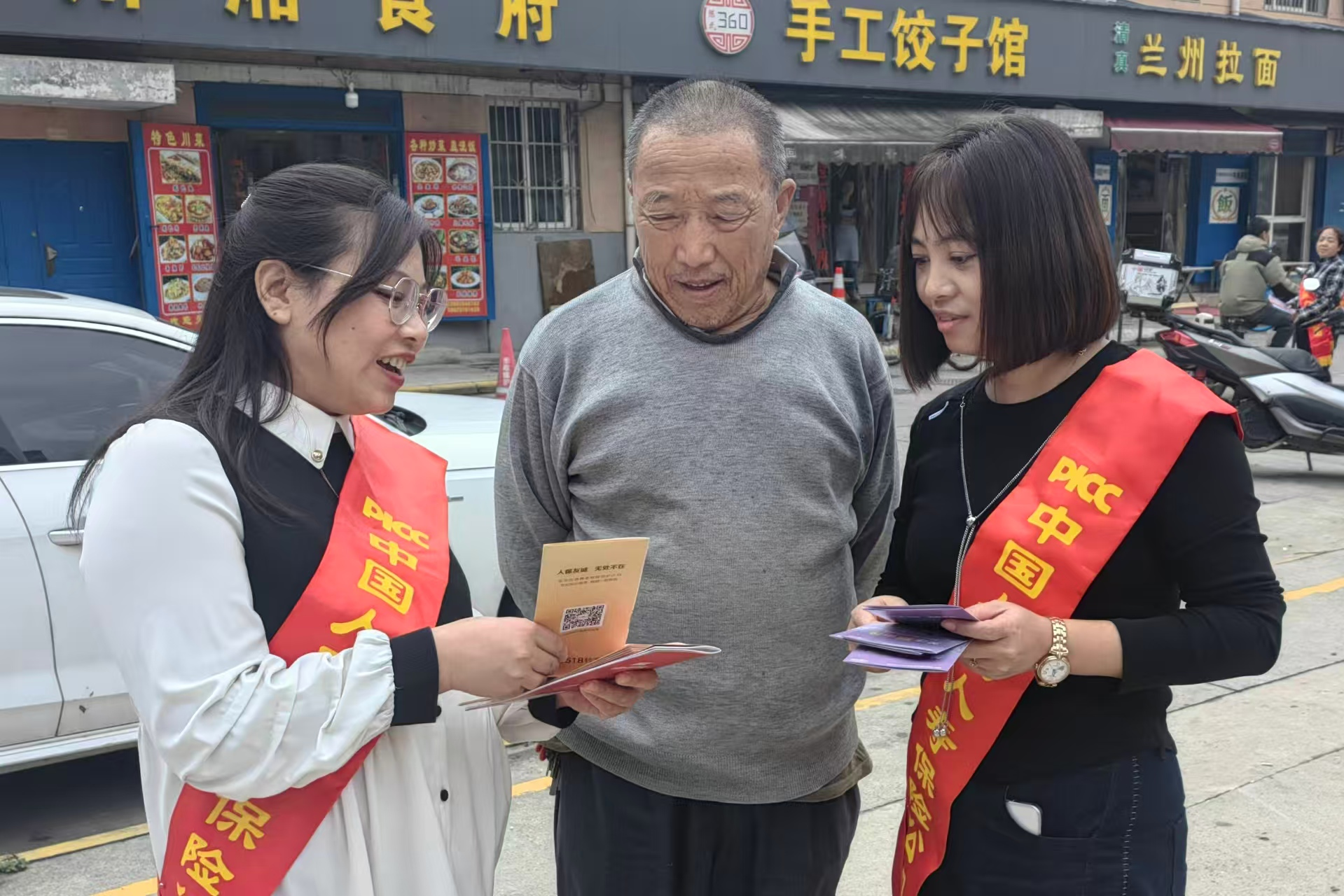 人保寿险西安市分公司开展“五彩三秦 金融消保”风险提示送上门活动