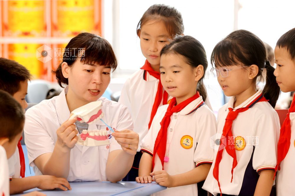 2025年9月18日，在江西省吉安市峡江县第一实验小学，该县人民医院的医护人员在为小学生讲解正确的刷牙方法。