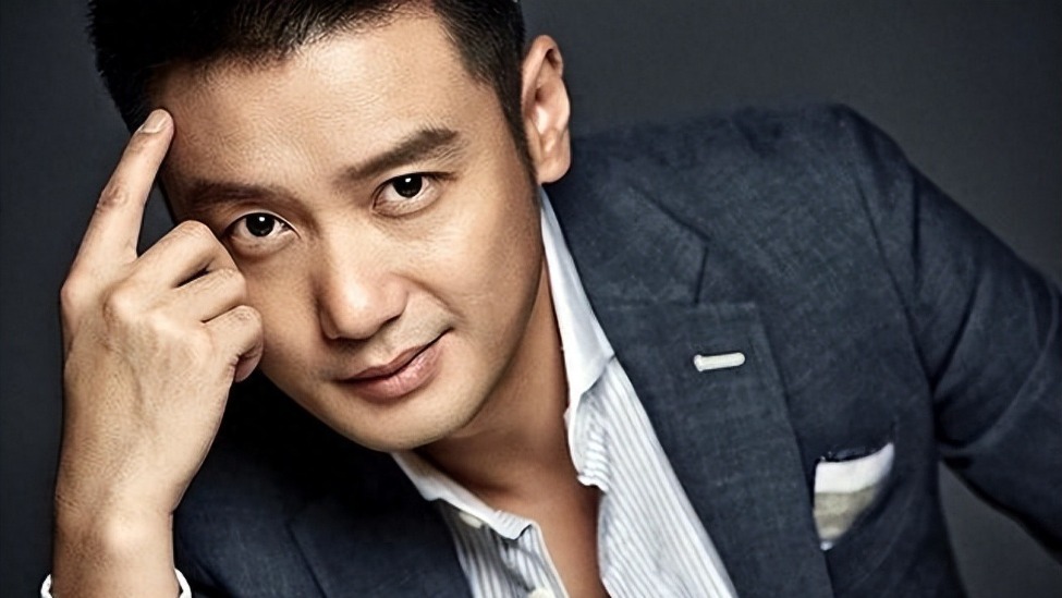 辞职央视转行当演员，搭档孙俪演戏爆红，33岁不沾绯闻闷声拿影帝封面图