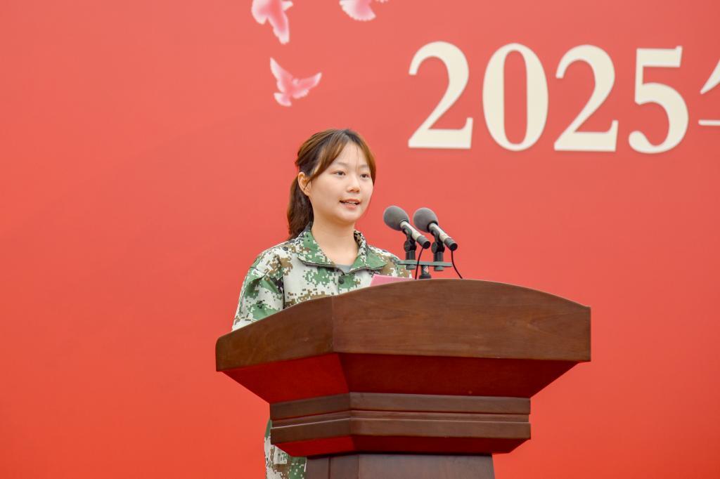 经济管理学院学生雷雅玲作为新生代表发言