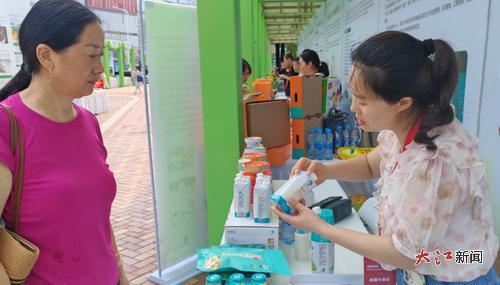 工作人员向市民推介白莲饮品。全媒体记者 沈冠楠 摄