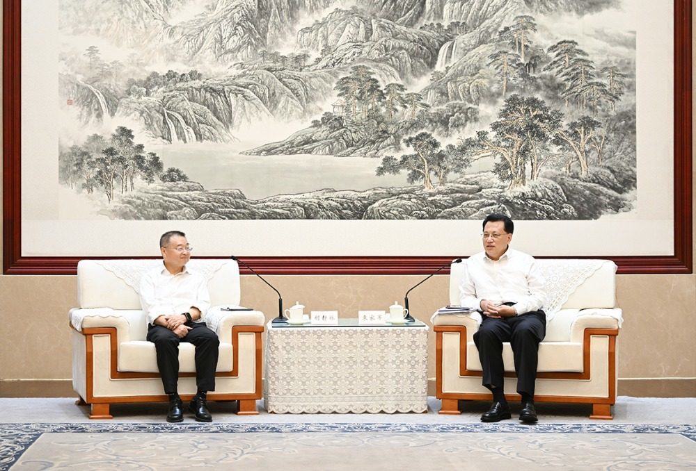 ▲9月16日下午，市委书记袁家军会见国家税务总局党委书记、局长胡静林。记者 苏思 摄