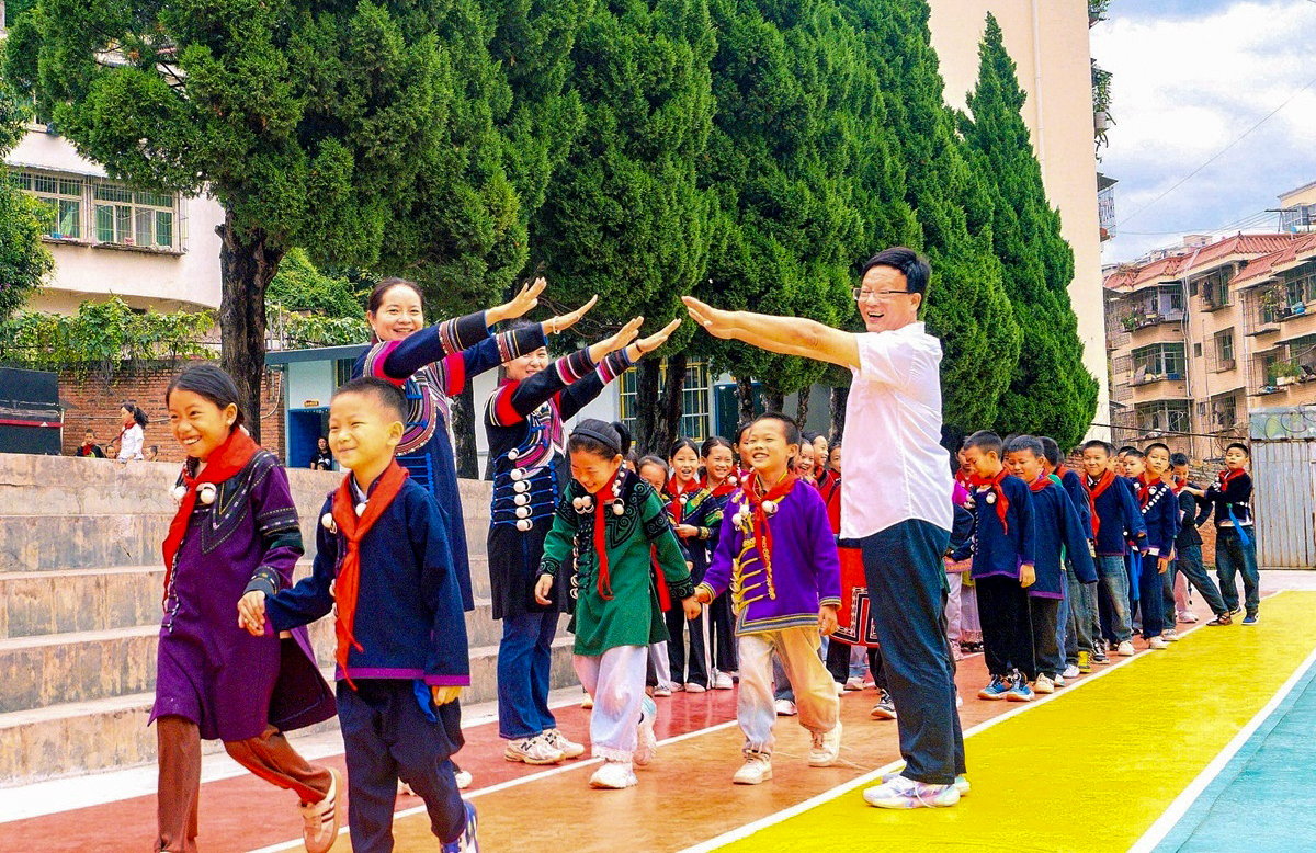 陈国平老师与彝族学生们做游戏